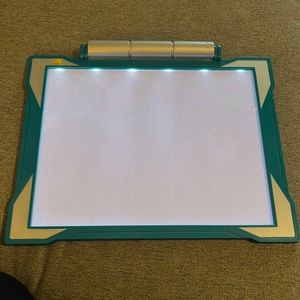 **DOnATE SOON** Crayola Light up Tracing Pad
